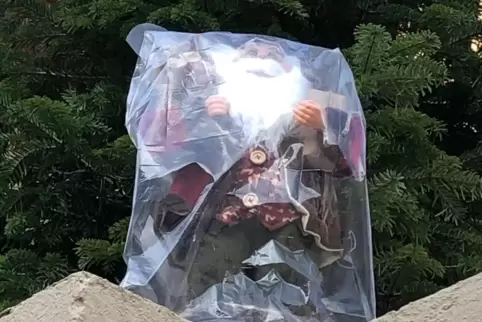 Auf einer Mauer in Niefernheim hat Ulrike Pohl diesen rundum eingepackten Weihnachtsmann entdeckt. Auf einer Mauer in Niefernheim hat Ulrike Pohl diesen rundum eingepackten Weihnachtsmann entdeckt.
