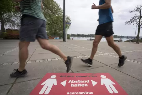 Sportunterricht kann im Freien weiterhin regulär ohne Maske, aber mit Abstand stattfinden. In Innenräumen ist sporttheoretischer