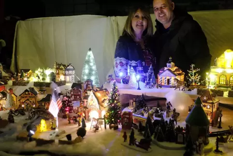 Die Weihnachtsstadt von Gisela und Reiner Homberg erinnert ein wenig an die USA aus den 50er Jahren. Da gibt es eine Mühle, eine