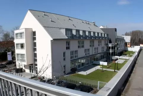 Von der Schneckennudel-Brücke aus: Awo-Seniorenhaus Burgfeld.