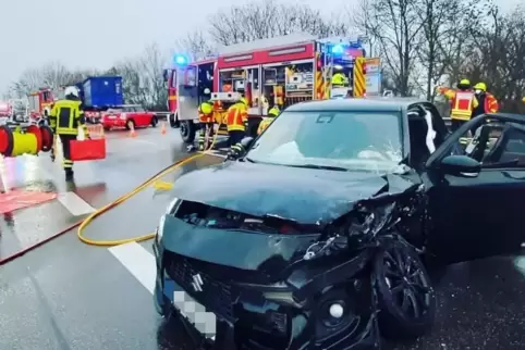 An der Unfallstelle waren außer der Feuerwehr und der Polizei auch der Rettungsdienst sowie die Straßenmeisterei und ein Abschle