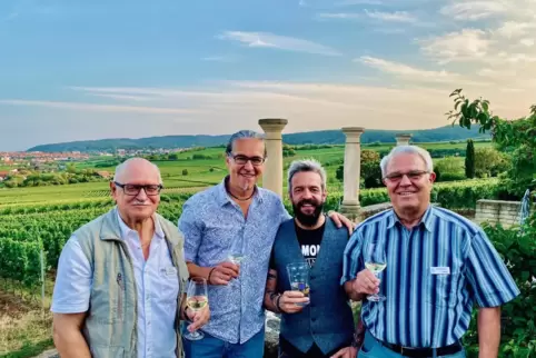 Christian „Chako“ Habekost (Zweiter von links) und sein Neustadter Produzent Tino Latzko sind neu in der Weinbruderschaft Pfalz.