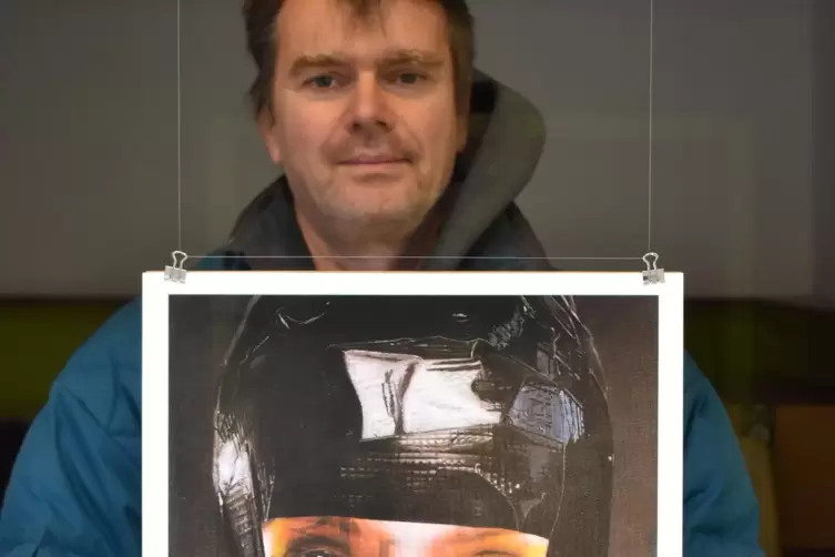 Eckbert Loesel, Miinitiator der Ausstellung, mit einem Kalenderblatt von Akut.