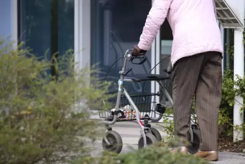 Seniorin beim Spaziergang: An die frische Luft gehen kann gegen eventuell aufkommenden Trübsinn wegen der Corona-Pandemie helfen