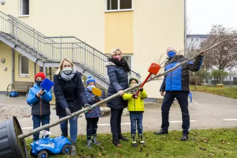 Baumpflanzung: OB Stefanie Seiler (SPD, Dritte von rechts) bei der Kita Löwenzahn in Speyer-West.