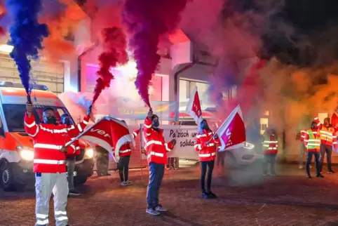 Mit Signalfeuer wollen die Rettungskräfte auf ihre Arbeitsbedingungen aufmerksam machen. 