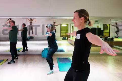 Am Montag hat die Reha-Sport-Gruppe von Übungsleiterin Ina Gillert (im Vordergrund) wieder mit dem Training im Pirmasenser Campu