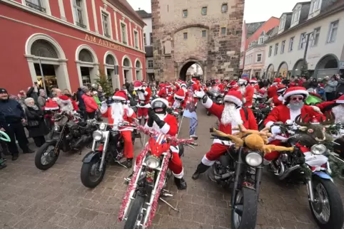 Diesmal nicht als Gruppe unterwegs: Harley Davidson Riding Santas, hier bei der Tour 2019 am Altpörtel. 