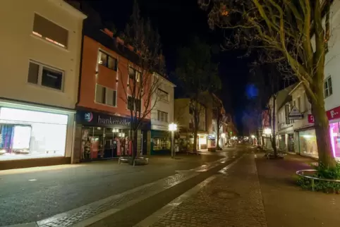 Eine menschenleere Speyerer Straße: Was im Frühjahr noch mit der vorübergehenden Schließung der Geschäfte zu tun hatte, ist ab D