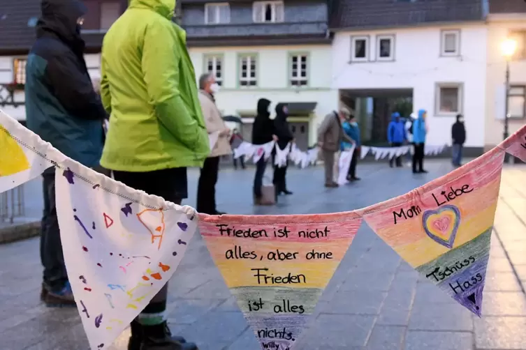 Beginn der Friedenstage 2020 auf dem Römerplatz mit Marsch zur Orangerie. Damit die Menschen mit Abstand verbunden sein könnten,
