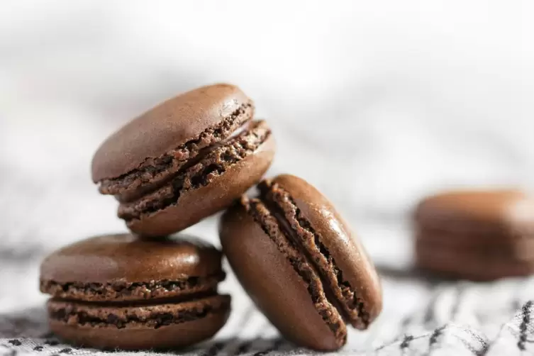 S&uuml;&szlig;e H&auml;ppchen: Macarons mit Schokoladencreme.