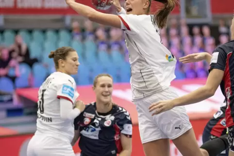 Rückraumspielerin Xenia Smits und die deutsche Mannschaft kämpfte sich in die EM-Hauptrunde. 