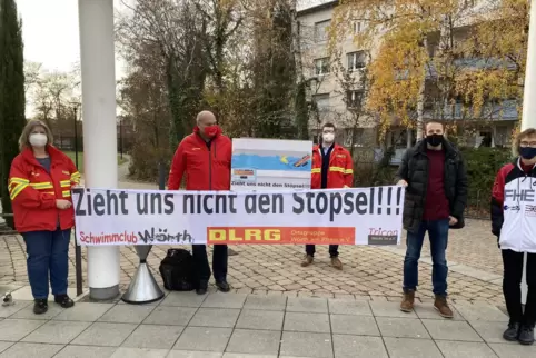 DLRG Landesvorsitzender Andreas Back und Mitstreiter demonstrieren vor dem Kreistag.