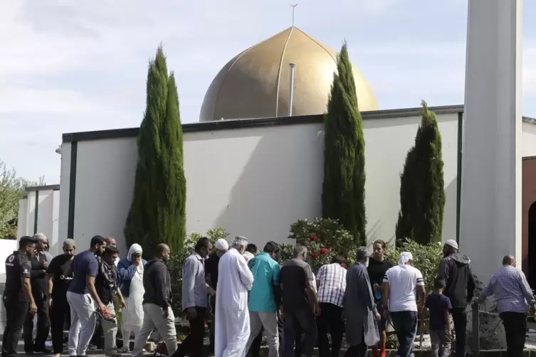 Gläubige vor der nach dem Terroranschlag wiedereröffneten Al-Nur-Moschee im neuseeländischen Christchurch. 