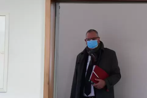 Der Angeklagte Rüdiger Schneidewind betritt Saal 1 des Saarbrücker Landgerichts.