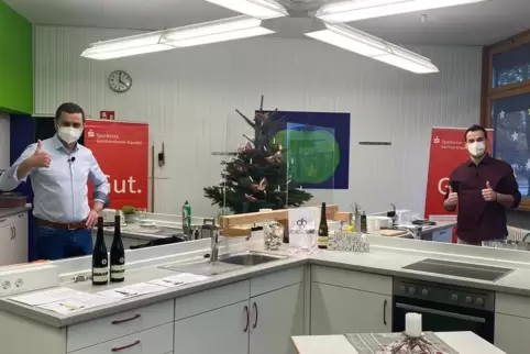 Kochevent mit Profikoch Dominik Gees (rechts im Bild) und Stadtbürgermeister Michael Niedermeier (CDU) . 