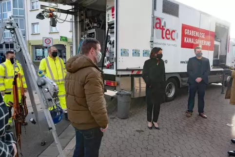 Staatssekretärin Daniela Schmitt (Dritte von rechts) an der Fakatec-Baustelle in der Ringstraße. Fakatec-Chef Christian Fath (re