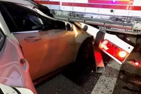 Das Auto verkeilte sich unter dem Sattelzug. 