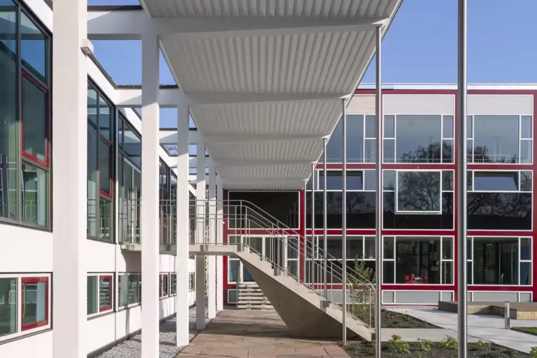 Fr&uuml;her Schwimmbad, jetzt Gr&uuml;nderzentrum: Das Projekt &bdquo;Freischwimmer&ldquo; in der Pettenkofer Stra&szlig;e in Ludwigshafen. 