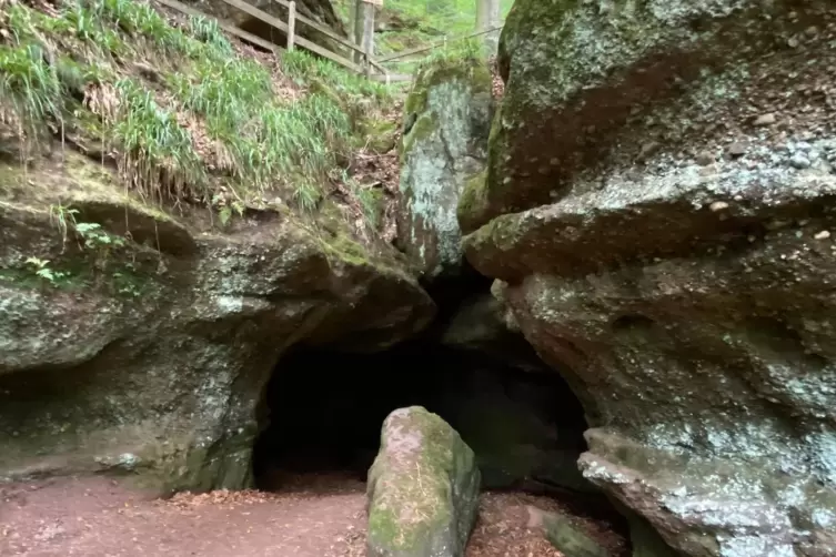 Klaffendes Gestein: Höhle am Teufelsfelsen. 