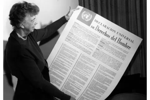 Eleanor Roosevelt präsentiert eine spanische Fassung der Allgemeinen Erklärung der Menschenrechte der Vereinten Nationen.