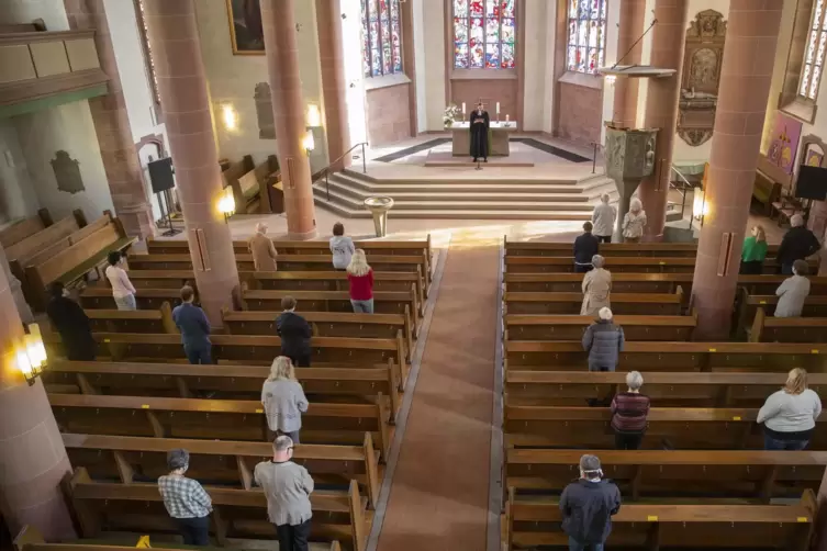 Abstand in der Kirche. Unser Bild zeigt den ersten Gottesdienst während der Corona-Pandemie am 10. Mai in der Alexanderskirche. 