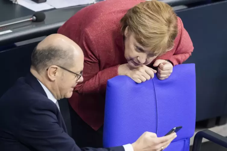 Hoppla! Da kamen sich Finanzminister Olaf Scholz (SPD) und Kanzlerin Angela Merkel (CDU) für einen Moment zu nahe - ohne Schutz.