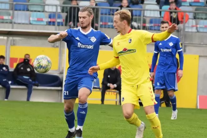 Der torgefährlichste FKP-Spieler: Dennis Chessa (in Blau), hier mit Carlo Boukhalfa vom SC Freiburg.