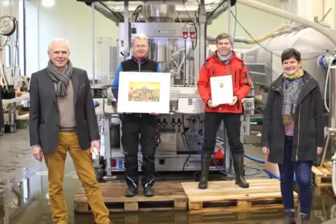 Preisübergabe (von links): DLR-Leiter Günter Hoos, Steffen Schüler, Mitarbeiter des Staatsweinguts und dessen Leiter Sascha Wolz