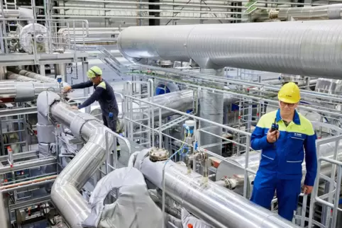 Im Chem-Cycling-Projekt der BASF werden durch ein spezielles Verfahren Kunststoffabfälle in ein Öl umgewandelt, das dann als Roh