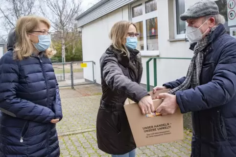 Die Sozialarbeiterinnen Christine Ibisch (Caritas) und Sabrina Werkle (Diakonisches Werk) nahmen Lebensmittelpakete vom Lions-Vo