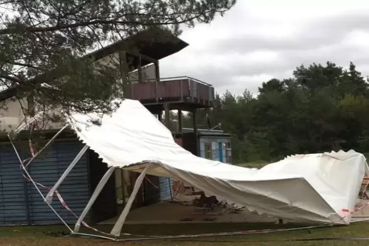 Totalschaden: Der Sturm hat das Zelt auf dem Fröhnerhof unbrauchbar gemacht. 