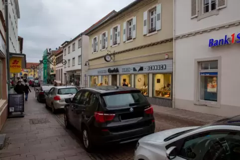 Anrainer der Von-der-Leyen-Straße können künftig Anwohner-Parkausweise erwerben. Zu den Ladenöffnungszeiten sollen hier aber vor Anrainer der Von-der-Leyen-Straße können künftig Anwohner-Parkausweise erwerben. Zu den Ladenöffnungszeiten sollen hier aber vor