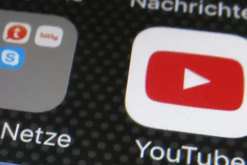 Auch wenn mit hochgeladenen Videos das Urheberrecht mehrfach verletzt wird, muss Youtube nicht die E-Mail-Adresse des Benutzers 