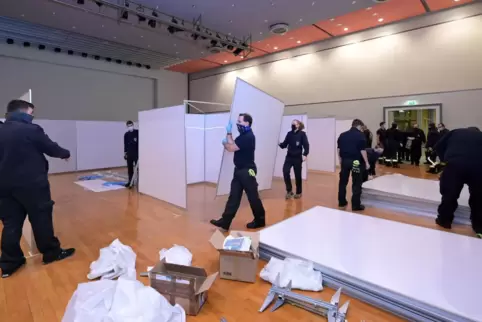 Feuerwehr im Einsatz: Aufbau der Impfkabinen im kleinen Saal der Stadthalle. 