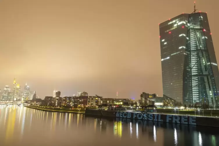 „#ECB Fossil Free“ haben Aktivisten des Frankfurter „Koala-Kollektiv“ mit einem Beamer an die Kaimauer vor der Zentrale der Euro