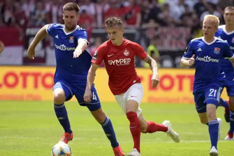 Hier noch für Haching am Ball: Alexander Winkler (li.) gegen Florian Pick, damals FCK, nun Heidenheim.