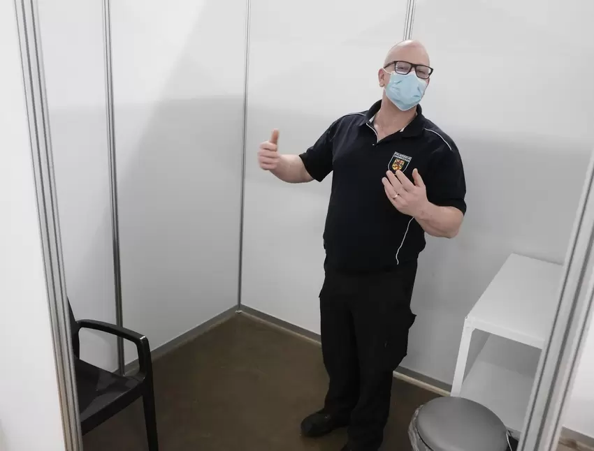Impfkoordinator Mathhias Freyler in einer der Impfkabinen.
