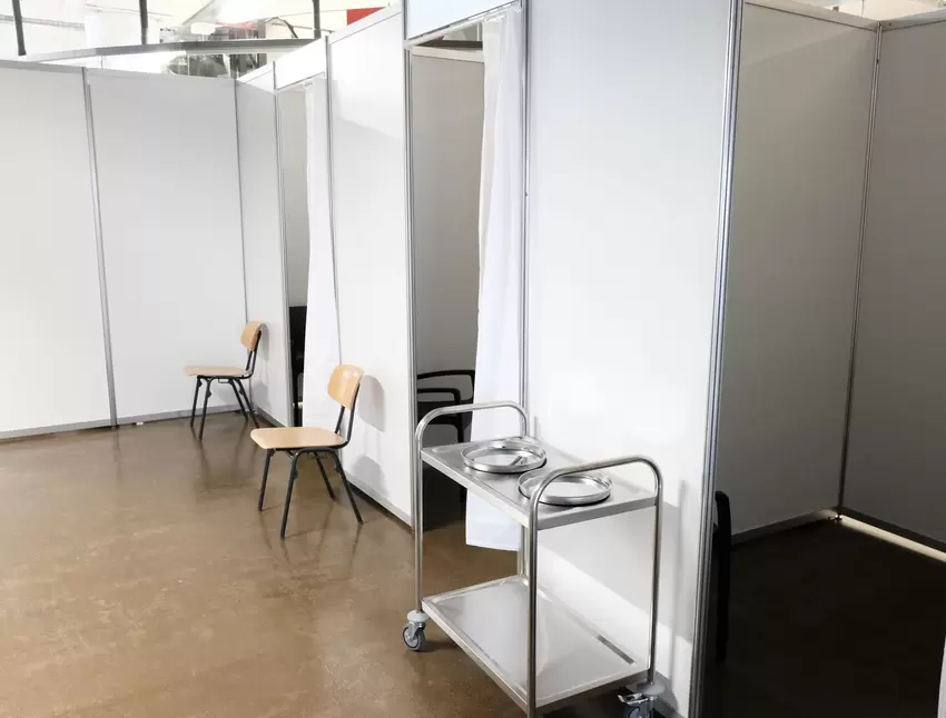 Unmittelbar aneinandergereiht sind die Impfkabinen im Zweibrücker City-Outlet am Busbahnhof.