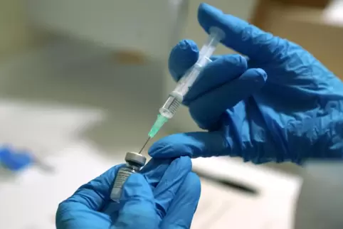  Vorbereitung einer Spritze mit dem von Pfizer/Biontech entwickelten Impfstoff gegen das Coronavirus.
