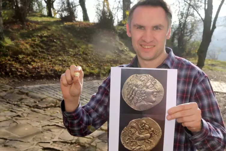Jan Fickert mit einem Duplikat der keltischen M&uuml;nze, die auf Burg Lichtenberg gefunden wurde. 