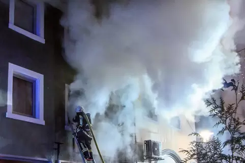 Nächtlicher Einsatz: dichter Qualm. Nächtlicher Einsatz: dichter Qualm.