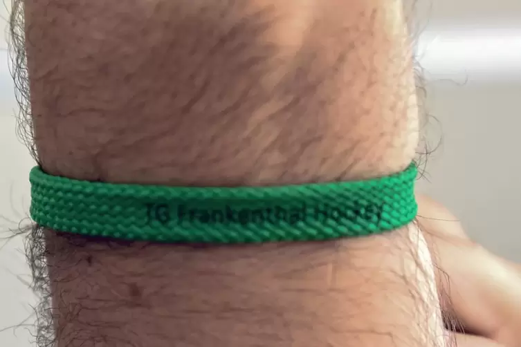 Mit dem Armb&auml;ndchen bekennt Bernd Kn&ouml;ppel Farbe.