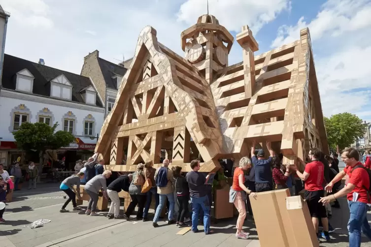 Zur Eröffnung des Kultursommers 2018 in Neuwied bauten Passanten eine „vergängliche Stadt“ gemeinsam auf. In Coronazeiten sind s
