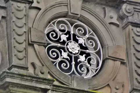 Schmuckvolles Rundfenster im Wachenheimer Bürgerspital.