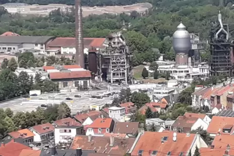 Links des Wasserturms mit der silberfarbenen runden Spitze werden die Straßen neu angelegt. Links des Wasserturms mit der silberfarbenen runden Spitze werden die Straßen neu angelegt.