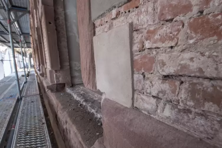 Muster f&uuml;r den Putz: Teile der alten Fassade werden k&uuml;nftig wieder verkleidet.