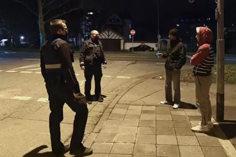 22.40 Uhr noch unterwegs? Bei diesen jungen Männern schauen Christopher Klassen (links) und Frank Keller lieber noch mal genauer
