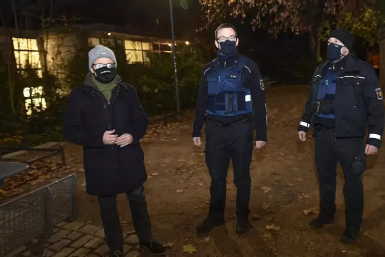 Rundgang in der Innenstadt (von links): B&uuml;rgermeister Bernd Kn&ouml;ppel mit Christopher Klassen und Frank Keller im an diesem Abend 