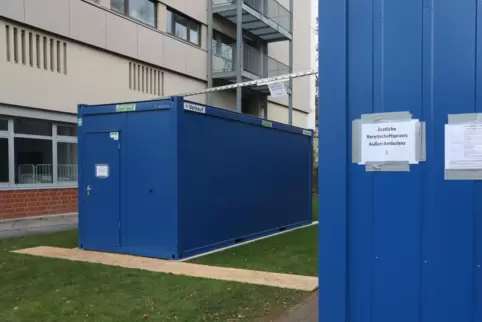 Im Container rechts melden sich Patienten an, links wird dann behandelt. 